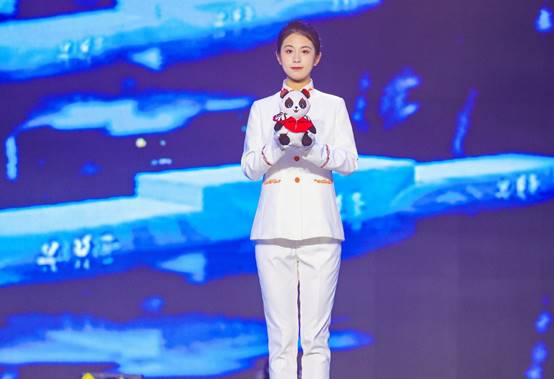 說明: C:\Users\Administrator\Desktop\圖為曹玉蕊在展示活動上.jpg