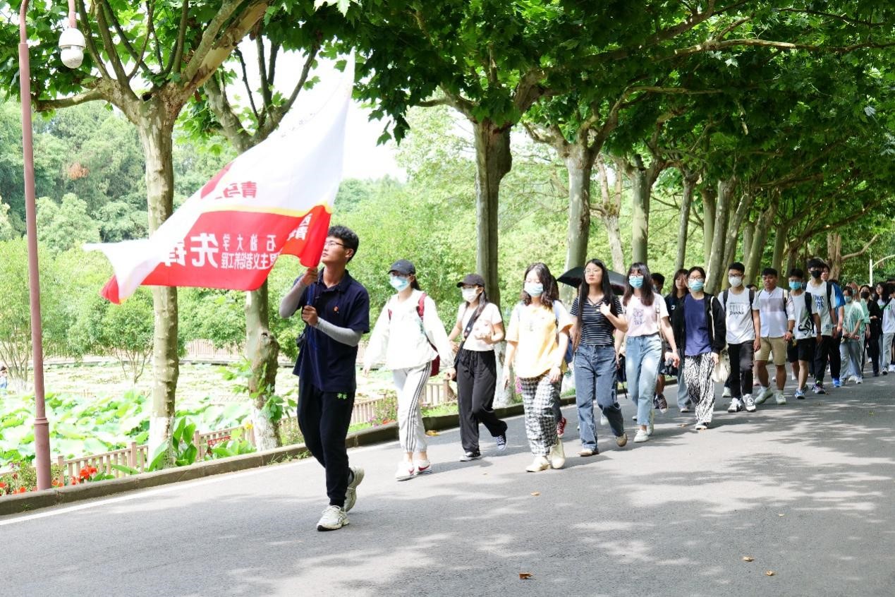 學員們徒步行走 學員們徒步行走