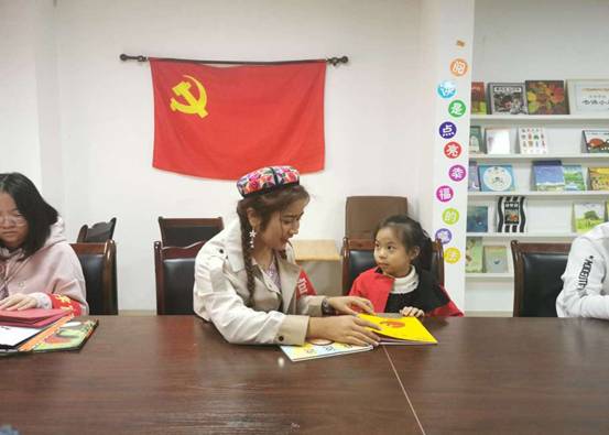 少數民族同學參與志愿服務.jpg 少數民族同學參與志愿服務.jpg