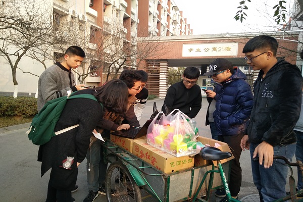 協(xié)會成員送蘋果