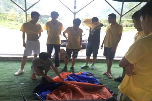 老師正在為大家演示帳篷的搭建