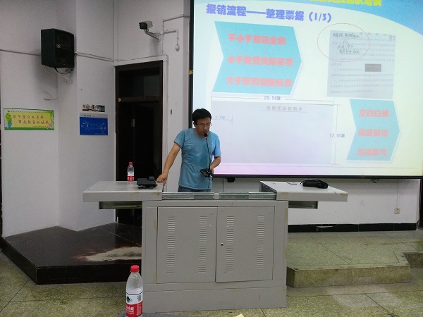 溫老師給同學們講解經費報銷問題