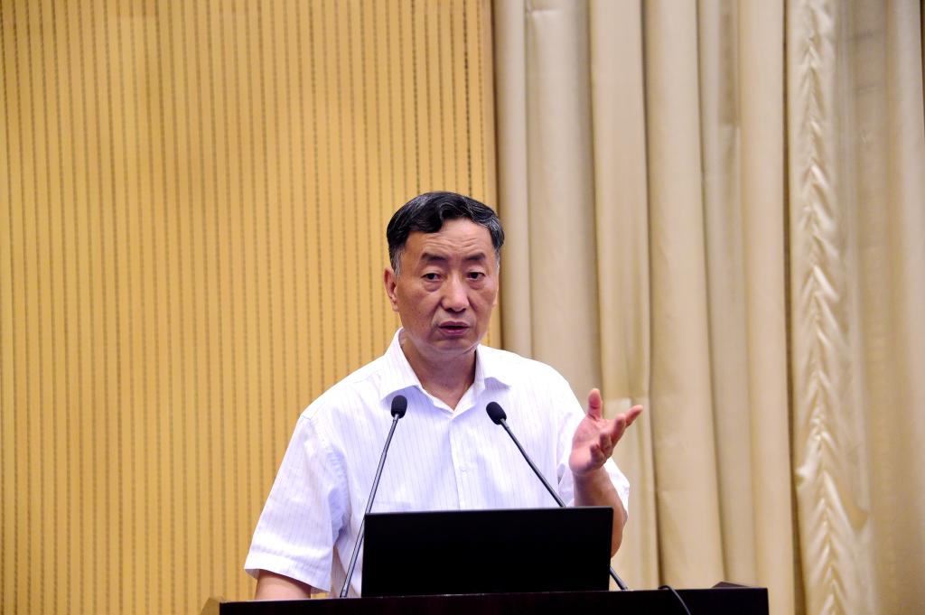 孫一平為同學(xué)們上形勢(shì)與政策課