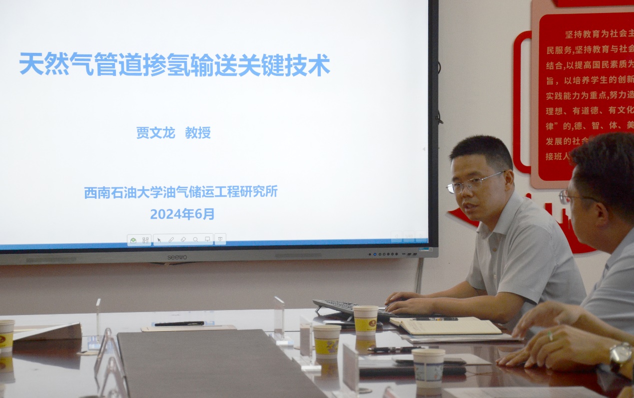 圖片包含 人, 室內(nèi), 桌子, 男人描述已自動(dòng)生成