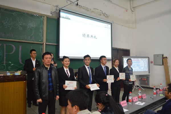 范起東書記為優秀學生頒發證書
