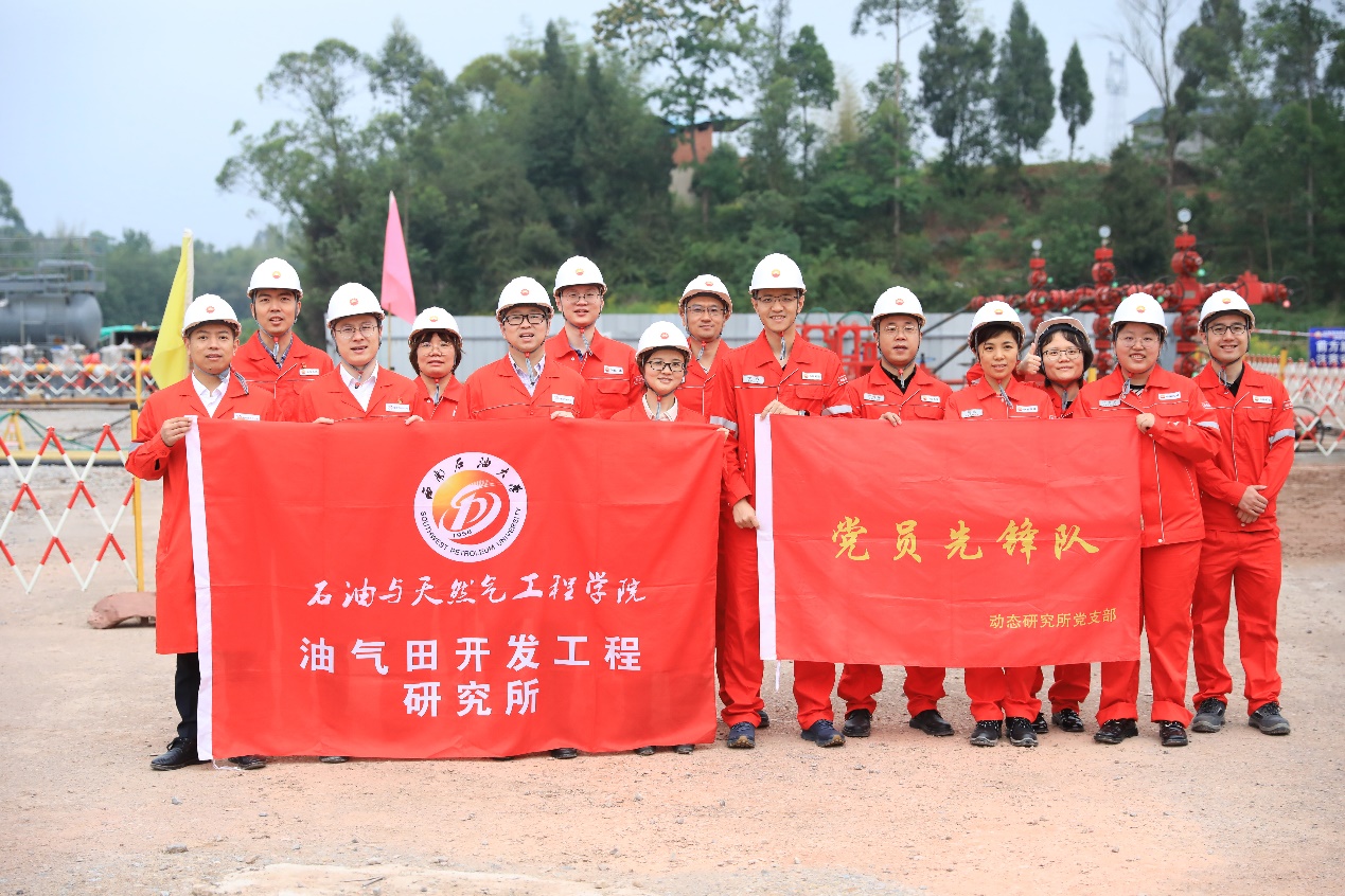 一群人站在一起合影中度可信度描述已自動生成 一群人站在一起合影中度可信度描述已自動生成