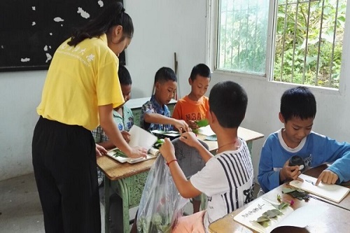 實踐隊員為孩子們開設樹葉拼圖課程