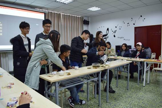 圖片包含 室內(nèi), 天花板, 人員, 餐桌自動(dòng)生成的說(shuō)明