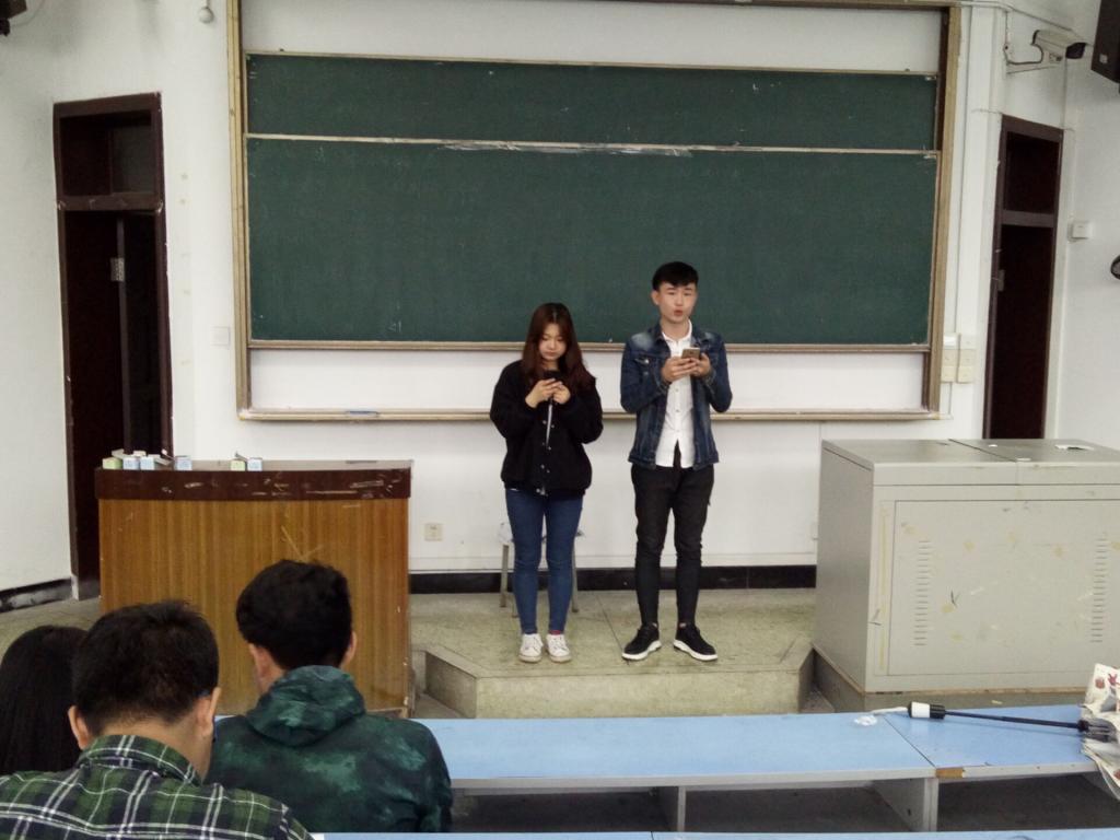 圖1.主持人宣布團會開始