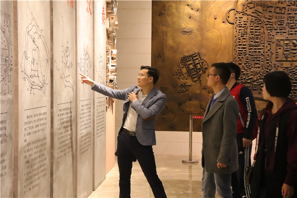 李明科老師為同學講解