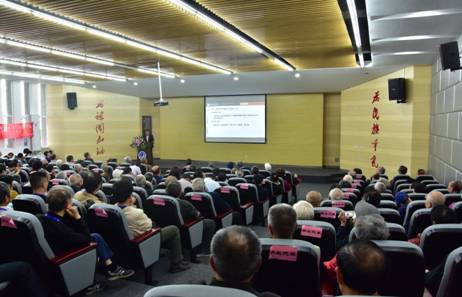 圖片包含 室內(nèi), 人員, 天花板, 建筑物已生成極高可信度的說明