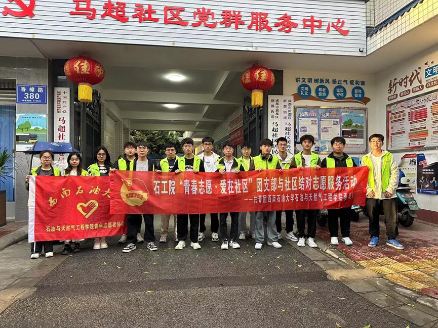 商店的門口前有許多人 描述已自動生成