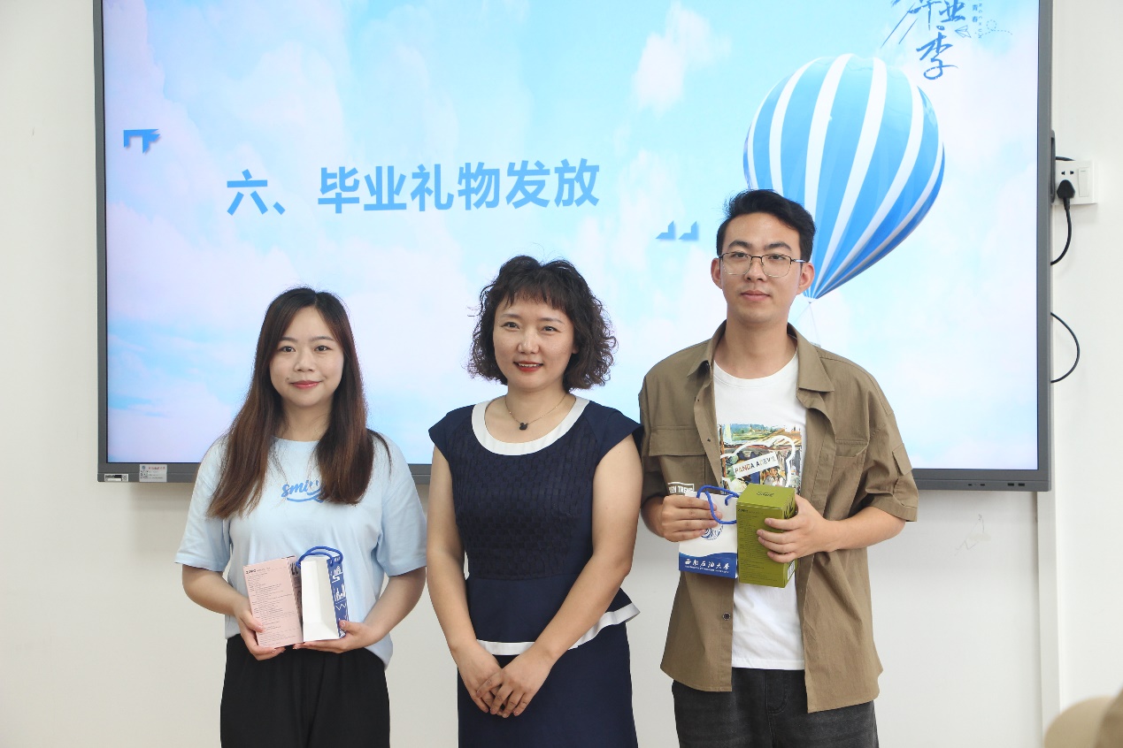 男人和女人站在標志旁邊描述已自動生成