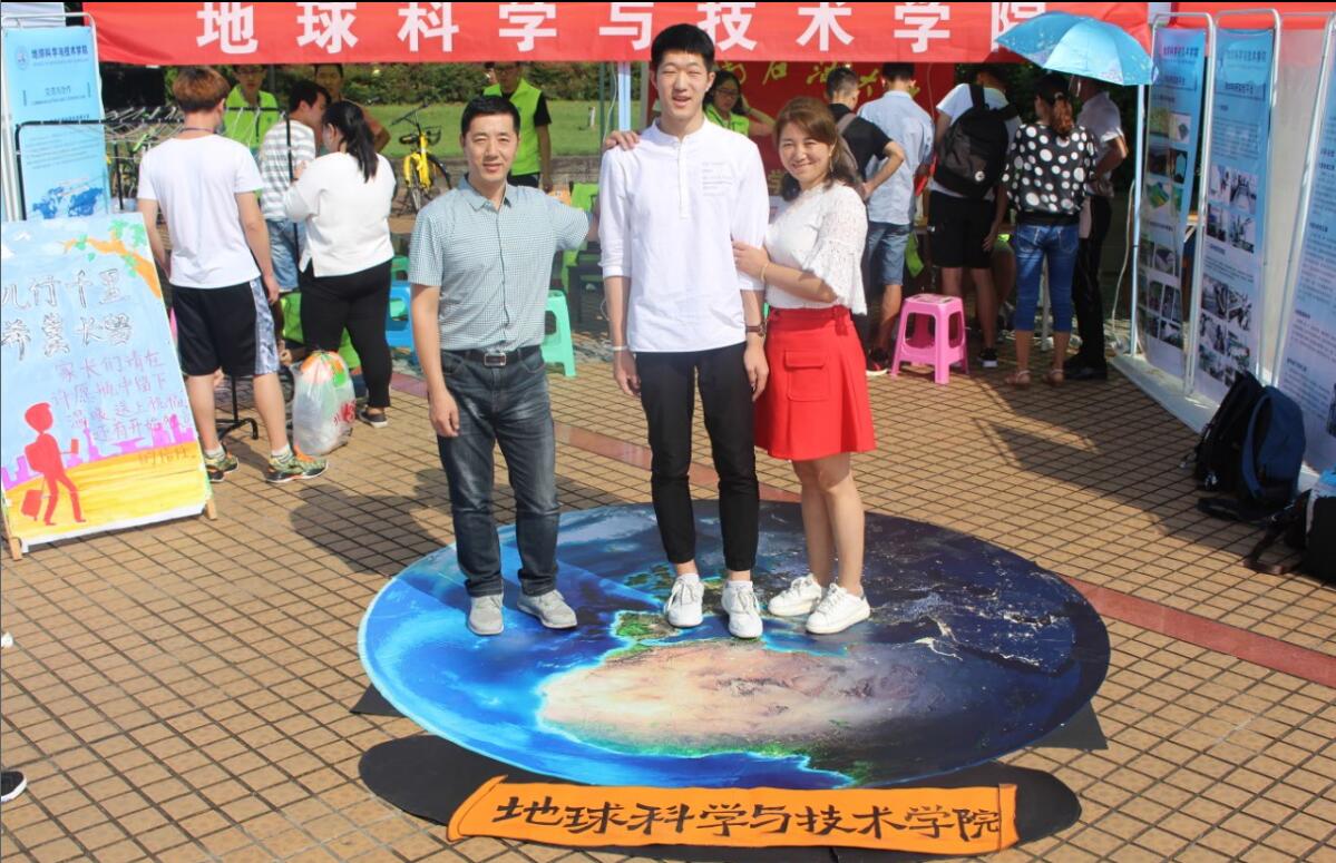 學生與家長留影