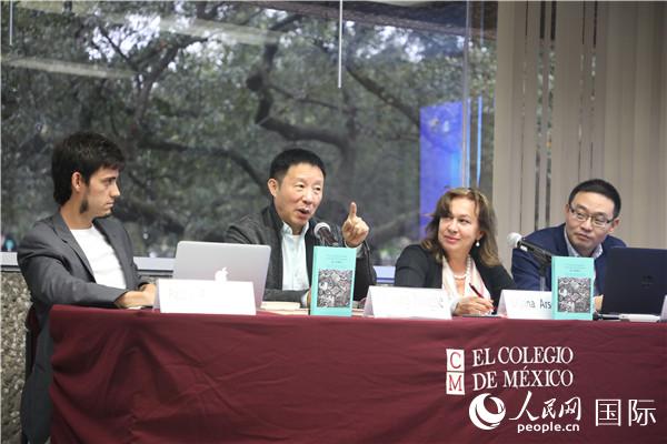 中國朦朧派詩人歐陽江河在墨西哥學(xué)院詩歌鑒賞會上演講。人民網(wǎng)劉旭霞 攝影。