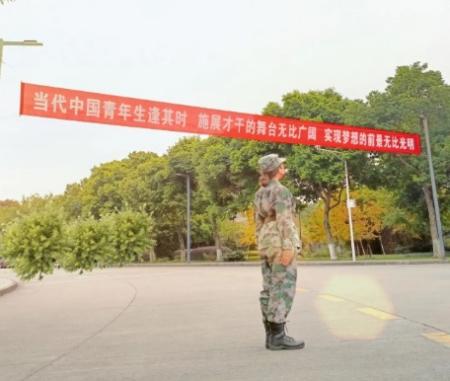 人站在路上中度可信度描述已自動(dòng)生成