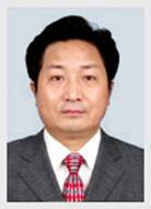 穿西裝打領帶的男人 描述已自動生成
