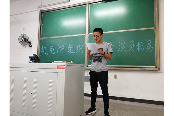 表演者表演朗誦 表演者表演朗誦