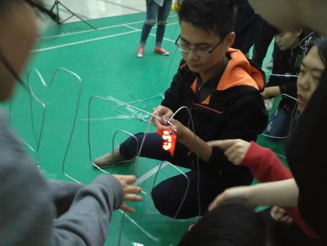 圖為逃離鋼絲陣