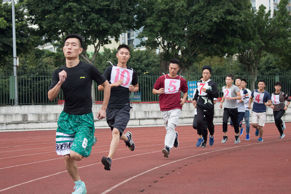 運(yùn)動(dòng)員們你追我趕