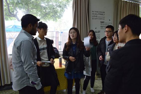 圖片包含 人員, 室內(nèi), 站立, 群組自動(dòng)生成的說(shuō)明