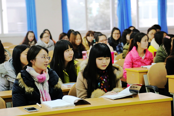 同學們在認真聽講.2.JPG