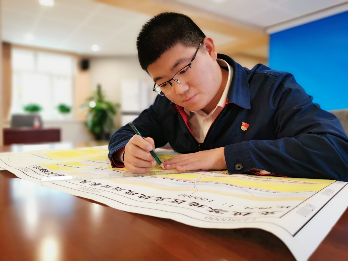 說明: C:\Users\Administrator\Desktop\朱松柏基本情況及主要事跡-2010級資源勘查工程專業本科畢業\朱松柏基本情況及主要事跡-2010級資源勘查工程專業本科畢業\朱松柏工作照1.jpg