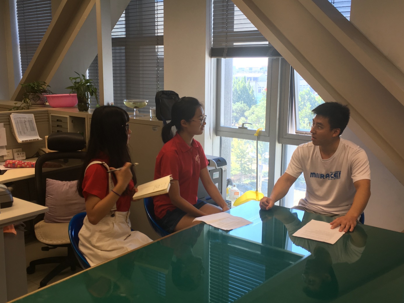 圖11 隊(duì)員們正在采訪孫主任