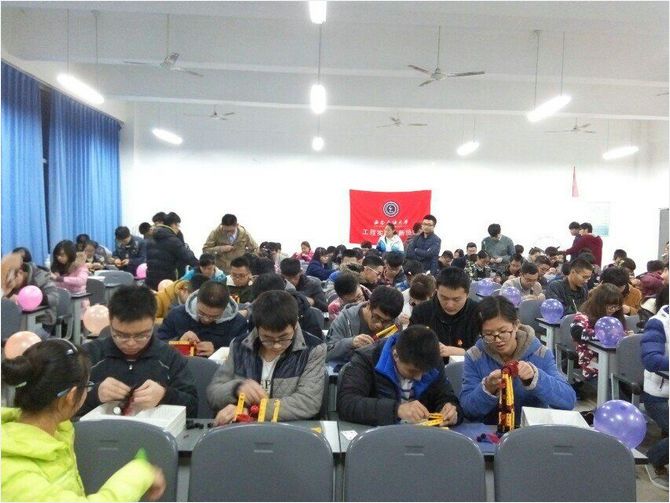 圖二:百余名參賽選手搭建模型