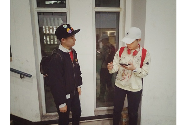 雙簧演員們認(rèn)真對(duì)練