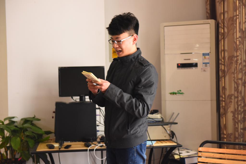 外聯(lián)部匯報情景