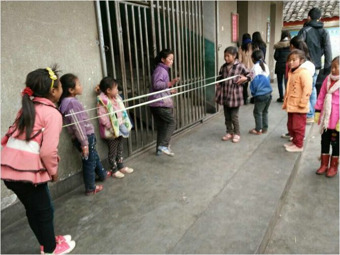 隊員們陪孩子游戲