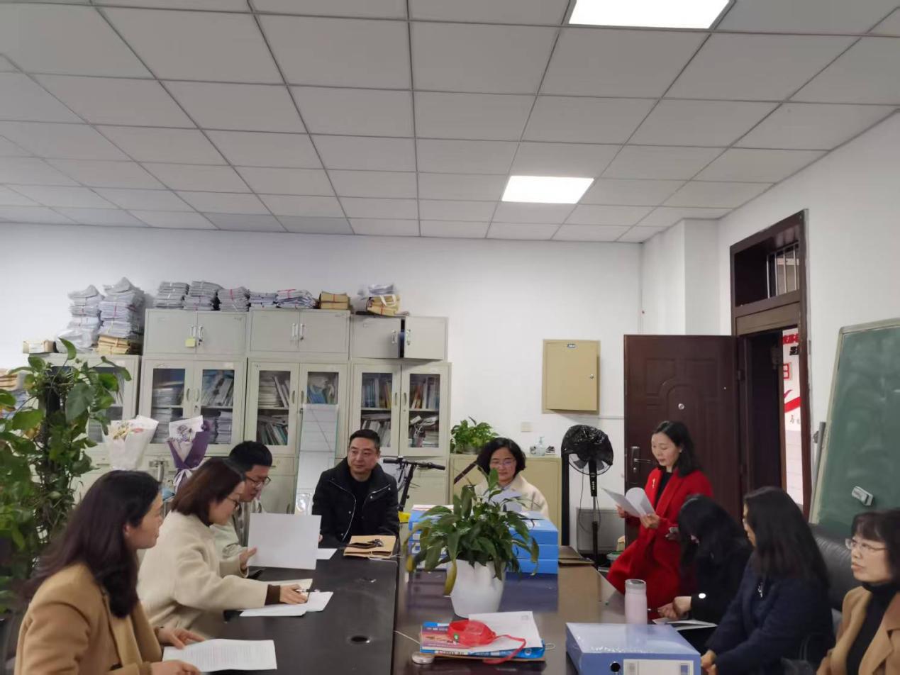 一群人在餐廳里AI 生成的內容可能不正確。