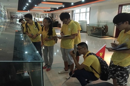 隊員們正在觀察動物標(biāo)本