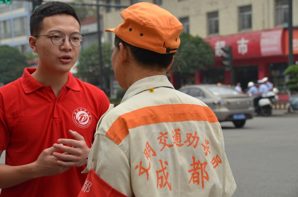 隊員采訪交通勸導員
