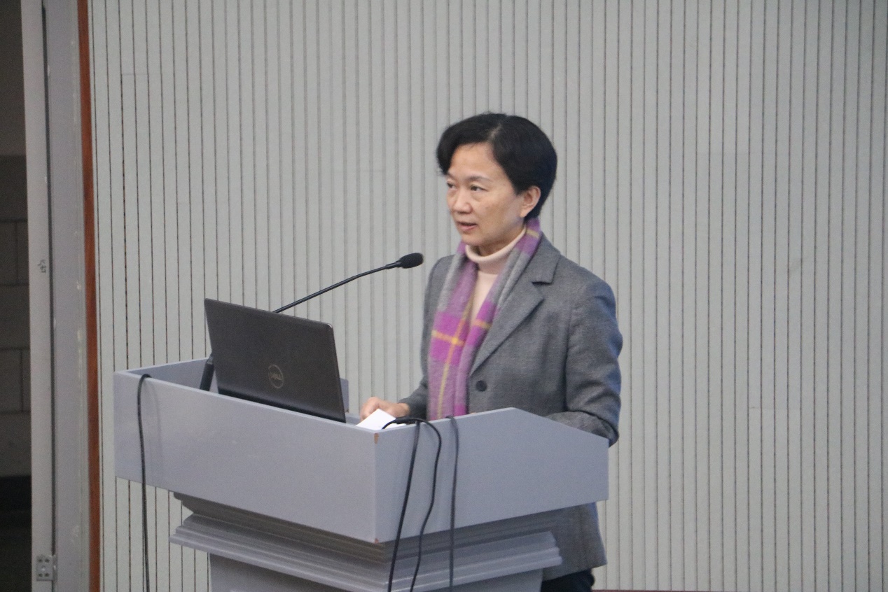 人站在鋼琴前中度可信度描述已自動生成