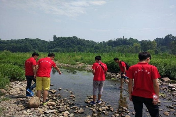 隊員們在清理河道垃圾