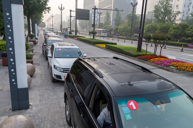 20輛愛心車隊從新都出發