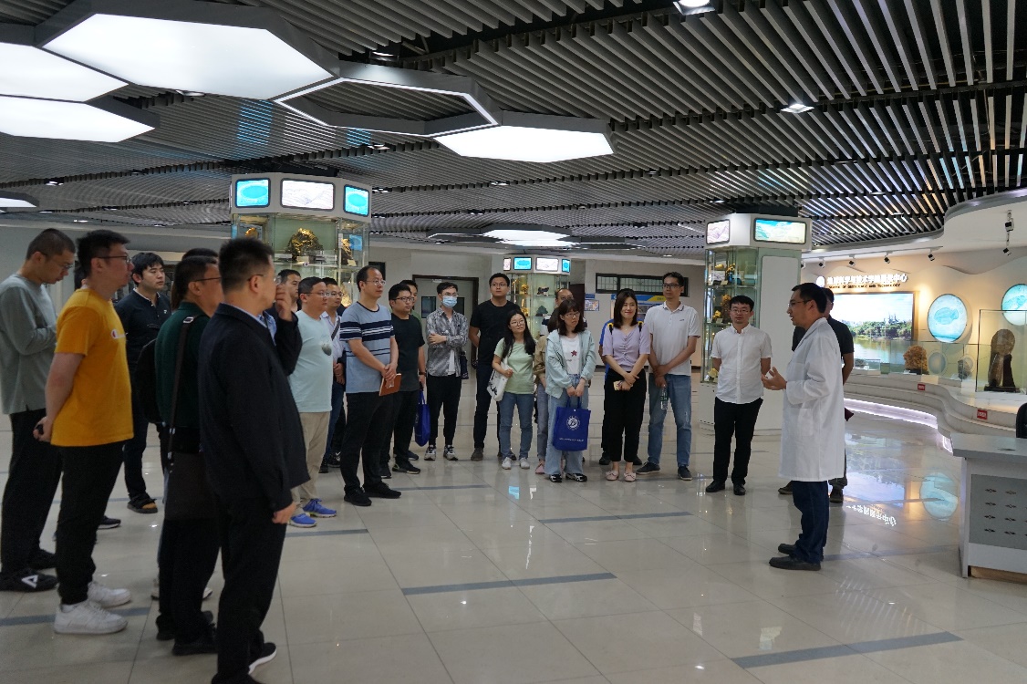 說明: G:\實(shí)驗(yàn)室\新聞\2021.5.25四川省重點(diǎn)實(shí)驗(yàn)室開放——東方物探培訓(xùn)班\DSC04666.JPG 說明: G:\實(shí)驗(yàn)室\新聞\2021.5.25四川省重點(diǎn)實(shí)驗(yàn)室開放——東方物探培訓(xùn)班\DSC04666.JPG