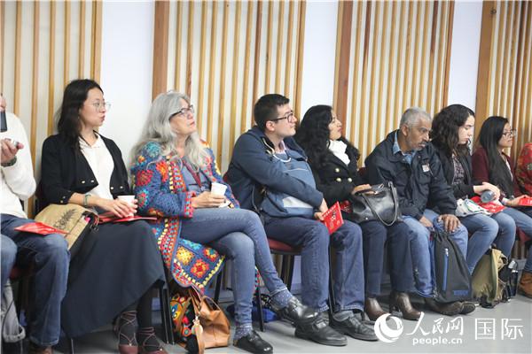 中墨聽眾在墨西哥學院聆聽歐陽江河的演講。人民網(wǎng)劉旭霞 攝影