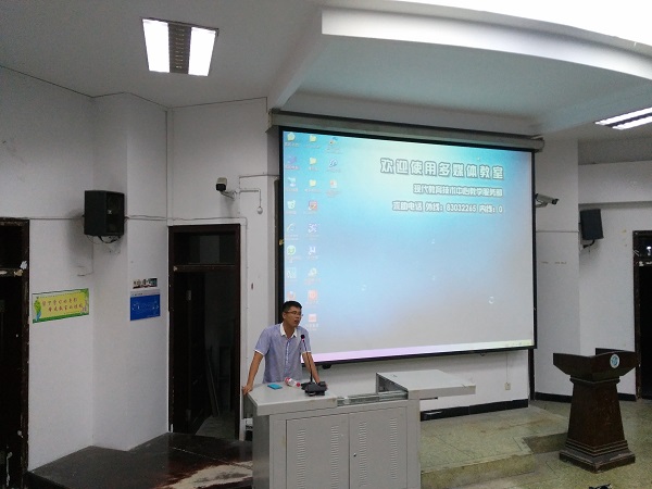 曹正老師給同學們講解新聞報道事項