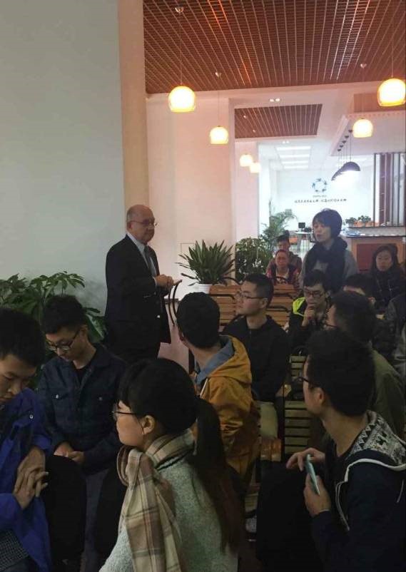 Startup Weekend的中國區(qū)負(fù)責(zé)人Mark為同學(xué)分享創(chuàng)業(yè)經(jīng)歷