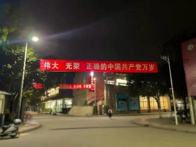 夜晚街道上有店鋪的標(biāo)志描述已自動(dòng)生成