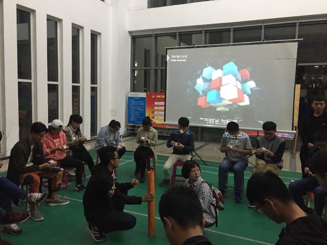 圖為魔方競速比賽