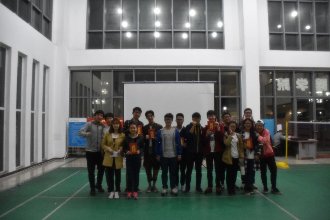 圖為獲獎(jiǎng)隊(duì)伍合影