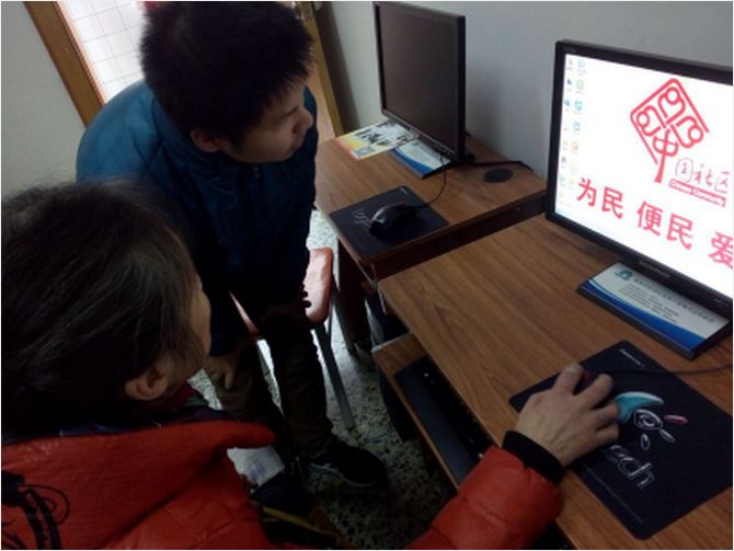 志愿者們耐心指導