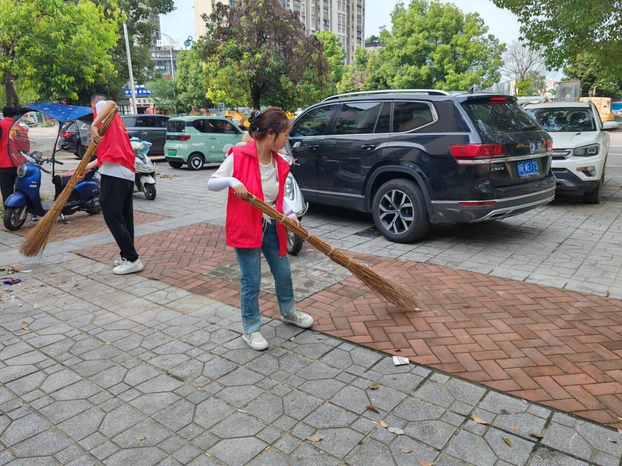 圖1為志愿者們清掃社區路面