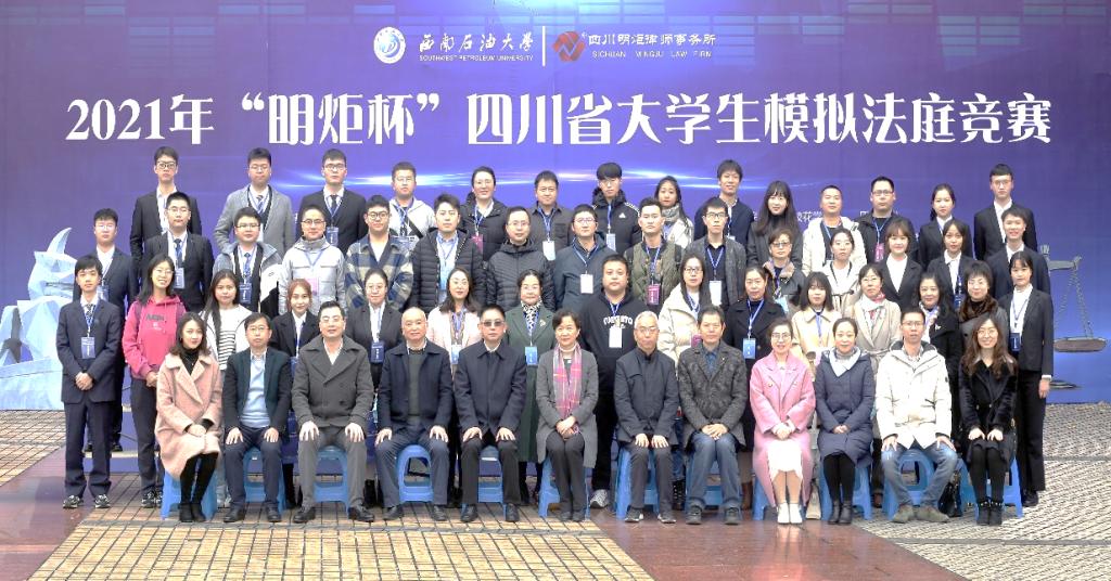 一群人站在一起合影描述已自動生成