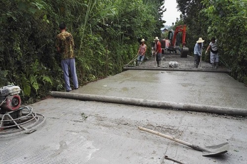 村修建中的水泥馬路