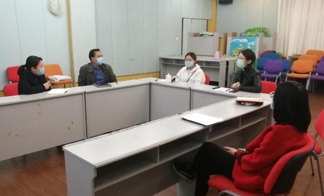 梁琳老師進行備賽指導.jpg 梁琳老師進行備賽指導.jpg